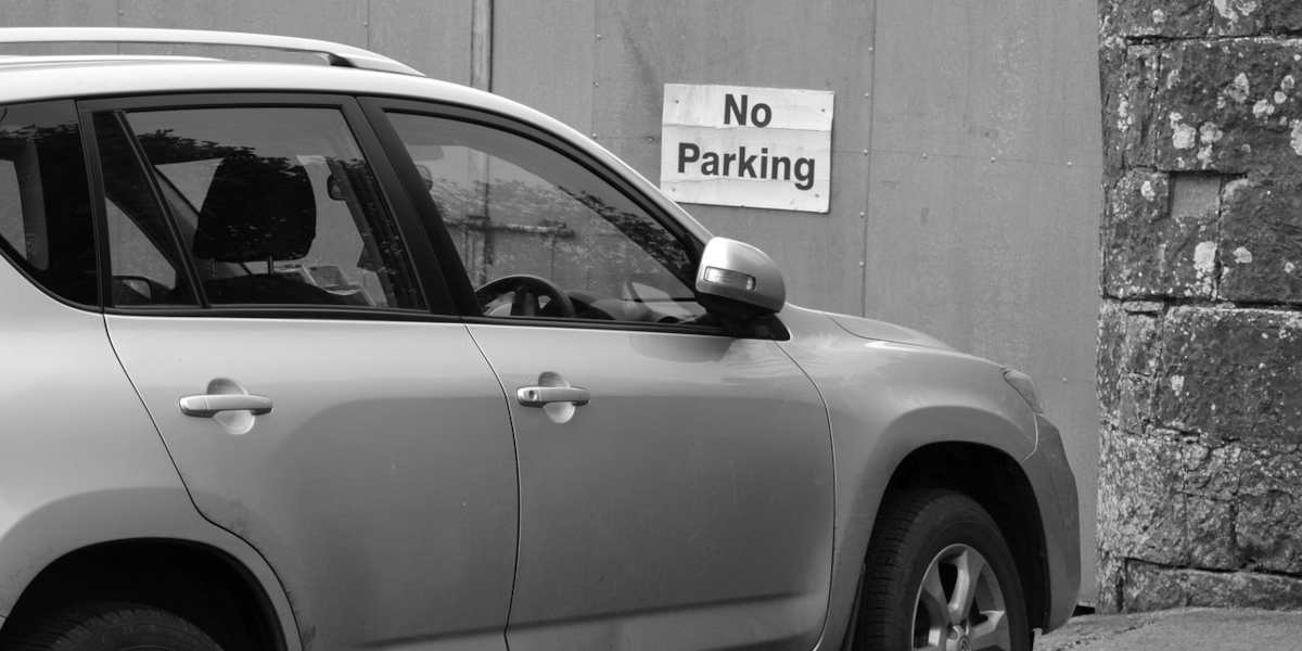Falschparker in der Stadt Zwei geparktee Fahrzeuge blockieren